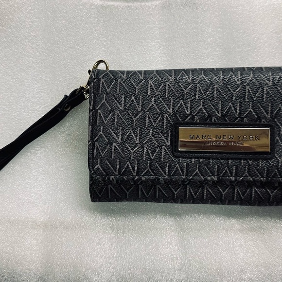 Andrew Marc New York Black/Gray wristlet/clutch - Picture 2 of 3